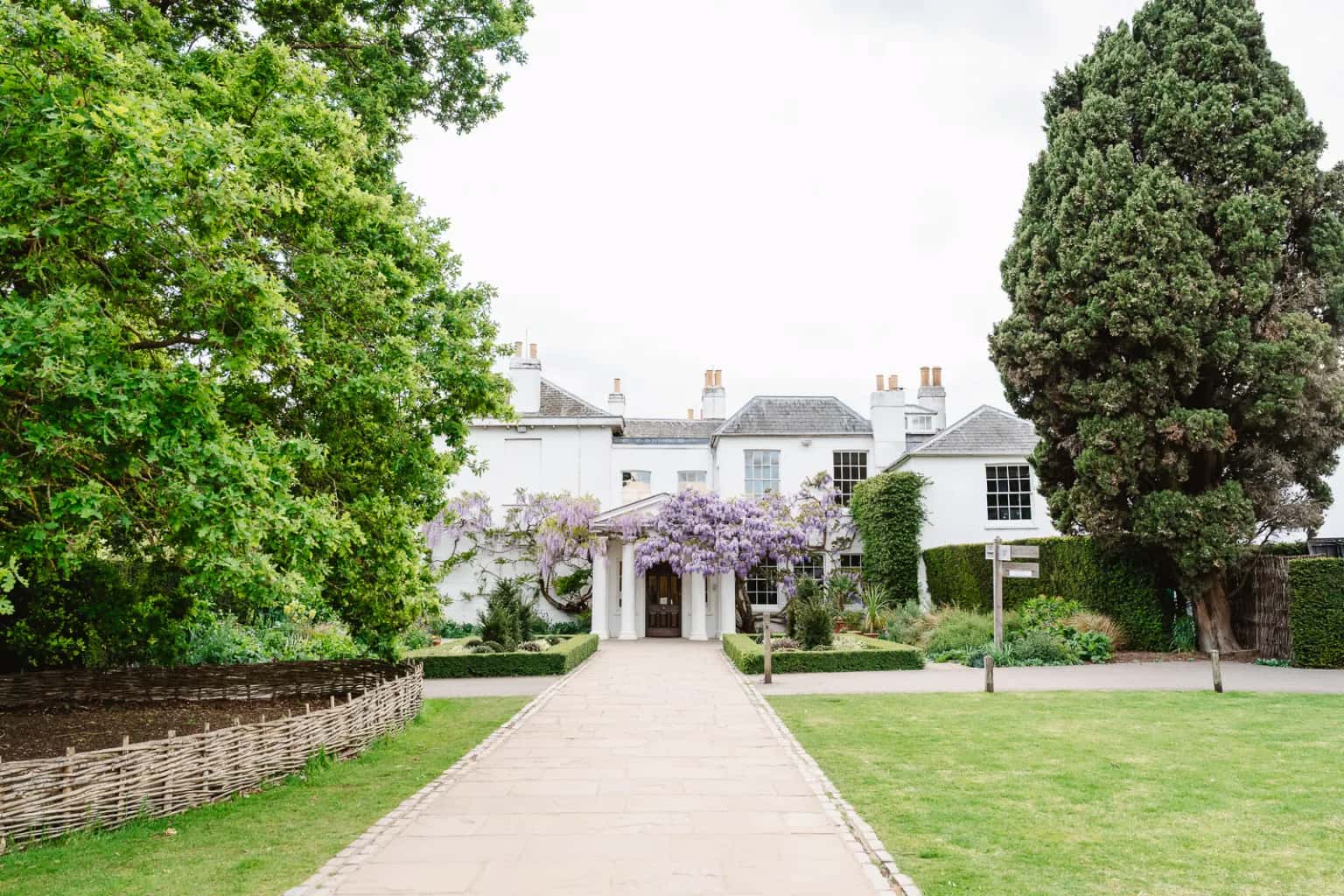<h1>PEMBROKE LODGE</h1>